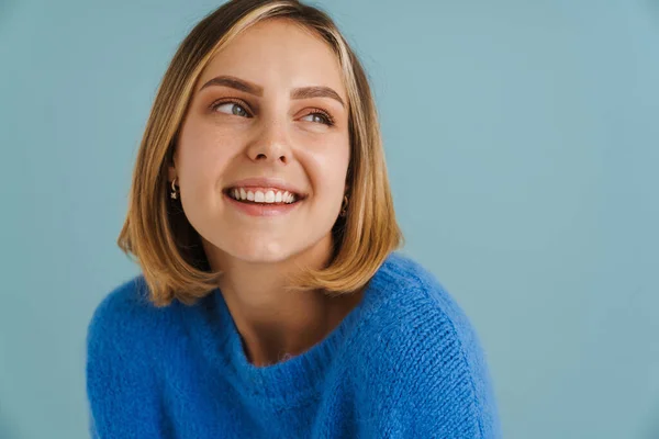 Süveter Giyen Genç Sarışın Kadın Gülümsüyor Mavi Arka Planda Tek — Stok fotoğraf