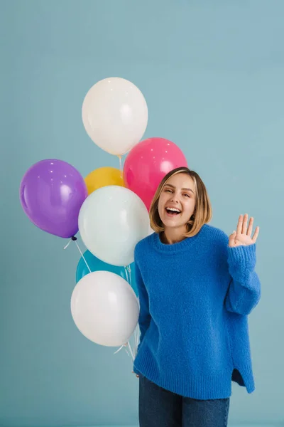 Mavi Arka Planda Izole Edilmiş Balonlarla Poz Veren Genç Sarışın — Stok fotoğraf