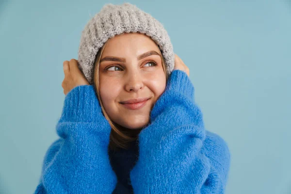 Jonge Blonde Vrouw Dragen Gebreide Hoed Glimlachen Camera Geïsoleerd Blauwe — Stockfoto