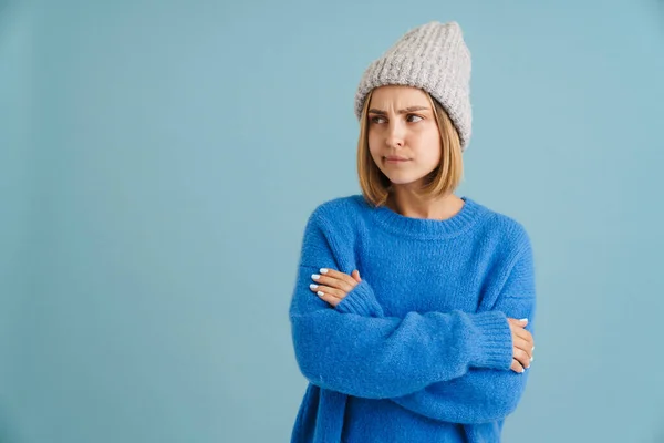 Giovane Donna Bionda Indossa Cappello Maglia Accigliato Guardando Parte Isolato — Foto Stock