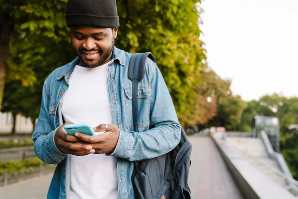 Black Young Man Using Mobile Phone While Walking Summer Park — Stock Photo, Image