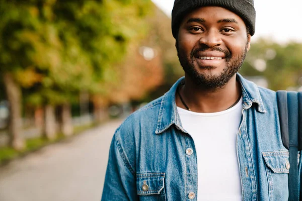 Zwarte Jongeman Met Hoed Lachend Tijdens Het Wandelen Het Zomerpark — Stockfoto