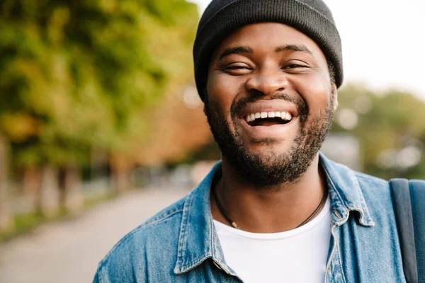 Czarny Młody Człowiek Noszenie Kapelusz Śmiech Podczas Spaceru Letnim Parku — Zdjęcie stockowe