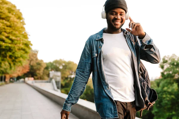 Zwarte Man Hoed Luisteren Muziek Met Koptelefoon Tijdens Het Wandelen — Stockfoto