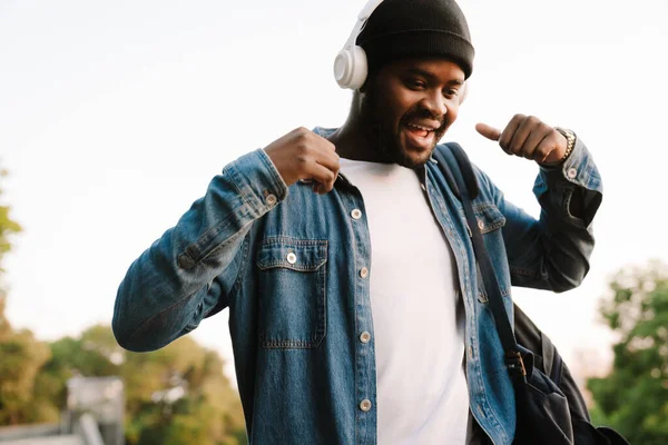 Joven Negro Escuchando Música Con Auriculares Mientras Camina Parque —  Fotos de Stock