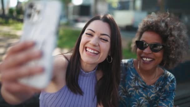 Tane Gülümseyen Etnik Kadın Telefonla Konuşuyor Bankta Otururken Selam Veriyorlar — Stok video