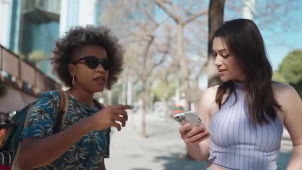 Dos Mujeres Multiétnicas Positivas Hablando Mirando Aire Libre — Vídeos de Stock