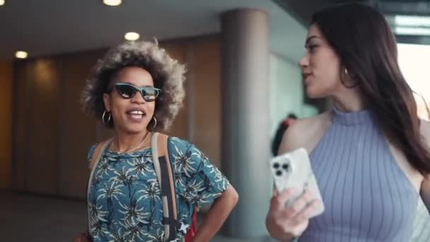 Två Skrattande Multietniska Kvinnor Pratar Och Går Utomhus — Stockvideo
