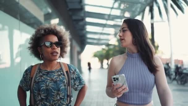 Дві Щасливі Багатонаціональні Жінки Розмовляють Виходять Вулицю — стокове відео