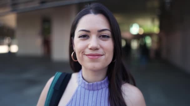 Femme Brune Positive Avec Sac Dos Regardant Caméra Extérieur — Video