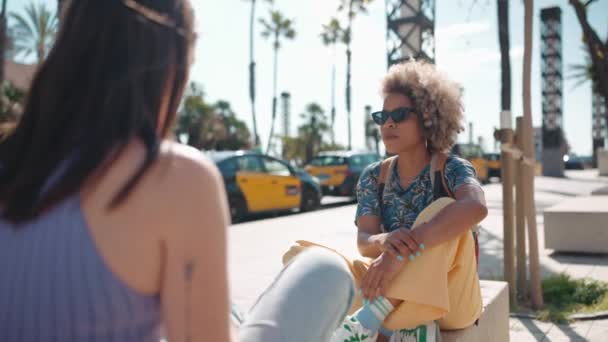Две Счастливые Многоэтнические Женщины Разговаривают Улице — стоковое видео