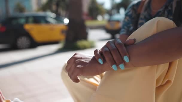 Händerna Afrikansk Kvinna Med Blå Manikyr Utomhus — Stockvideo