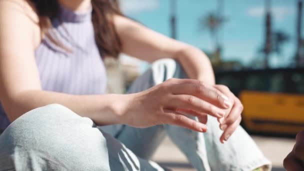 Kobiece Ręce Naturalnym Manicure Gestykulacji Zewnątrz — Wideo stockowe