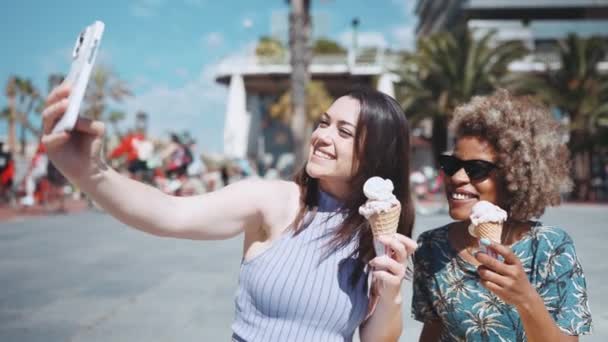 Tane Gülümseyen Çok Irklı Kadın Dışarıda Kamerada Dondurmayla Selfie Çekiyor — Stok video