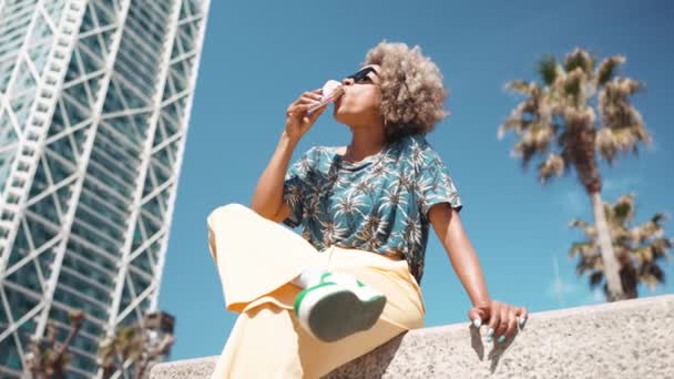 Belle Femme Africaine Aux Cheveux Gris Mangeant Crème Glacée Assis — Video