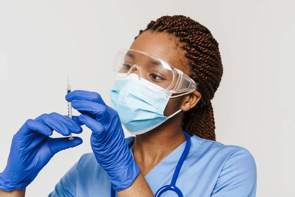 Médecin Noir Portant Masque Facial Posant Avec Une Seringue Isolée — Photo