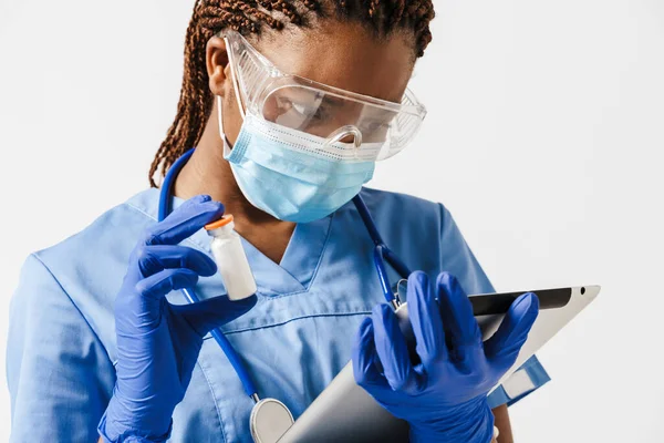 Médecin Noir Dans Masque Visage Posant Avec Vaccin Comprimé Isolé — Photo