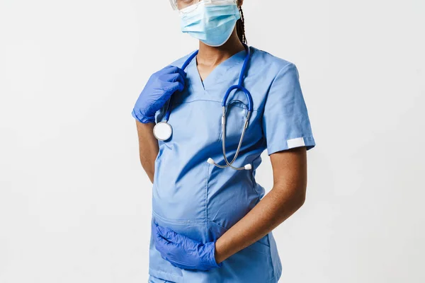 Czarny Lekarz Ciąży Noszenie Maski Twarzy Pozowanie Stetoskopem Izolowane Białym — Zdjęcie stockowe