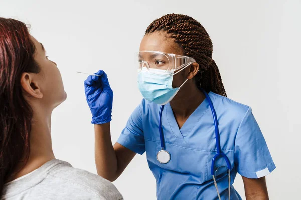 Médecin Noir Portant Masque Facial Faisant Test Covid Femme Blanche — Photo