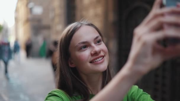 Mujer Rubia Sonriente Con Camiseta Verde Haciendo Foto Calle Por — Vídeos de Stock