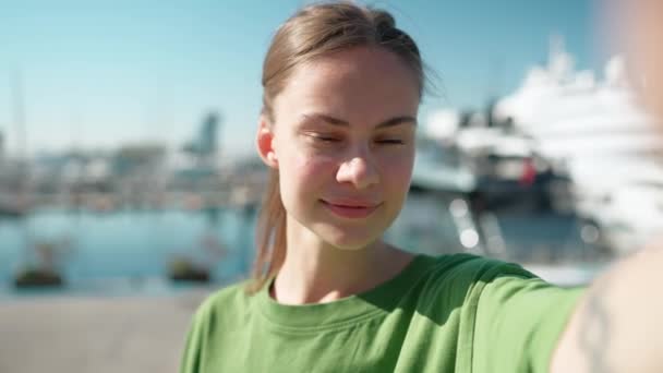 Mujer Rubia Bonita Usando Camiseta Verde Filmando Vídeo Cámara Paseo — Vídeos de Stock