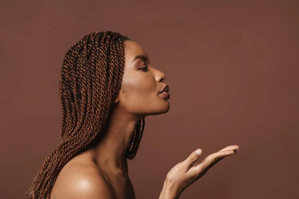 Siyahi Yarı Çıplak Bir Kadın Hava Öpücüğü Veriyor Poz Veriyor — Stok fotoğraf