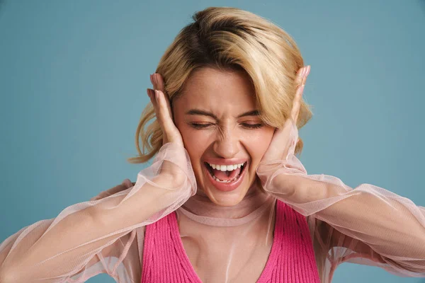 Jovem Mulher Branca Gritando Enquanto Cobria Seus Ouvidos Isolados Sobre — Fotografia de Stock