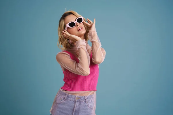 Ung Vit Kvinna Håller Sina Solglasögon Och Tittar Sidan Isolerad — Stockfoto