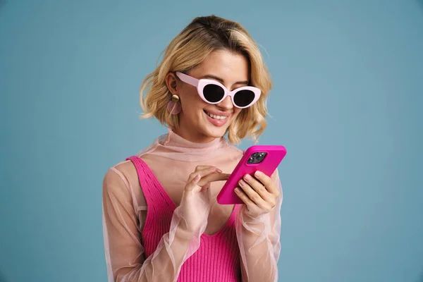 Молодая Белая Женщина Солнечных Очках Улыбается Используя Мобильный Телефон Изолирован — стоковое фото