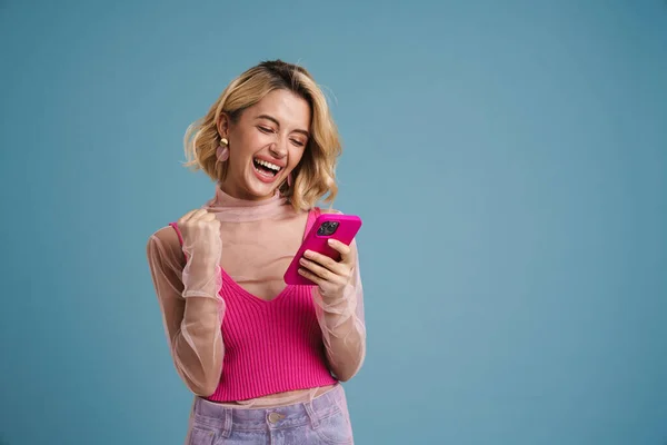 Jonge Vrouw Maakt Winnaar Gebaar Terwijl Het Gebruik Van Mobiele — Stockfoto