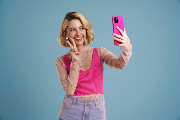 Молодая Белая Женщина Жестикулирует Делая Селфи Мобильный Телефон Изолированы Над — стоковое фото