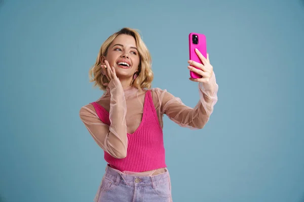 Ung Hvit Kvinne Smiler Når Hun Tar Selfie Isolert Blå – stockfoto