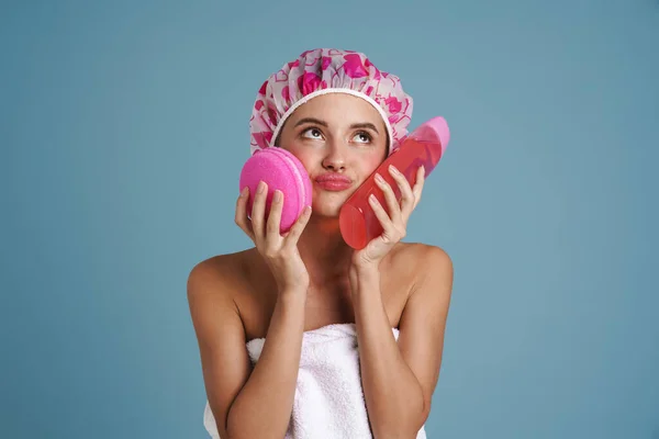 Mujer Joven Haciendo Muecas Mientras Posa Con Esponja Ducha Gel — Foto de Stock