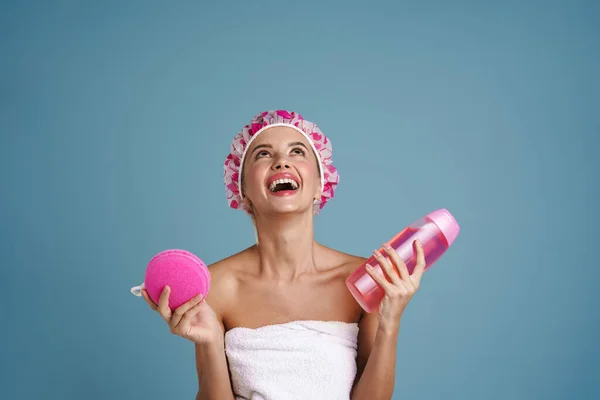 Mujer Joven Sonriendo Mientras Posando Con Esponja Ducha Gel Aislado — Foto de Stock