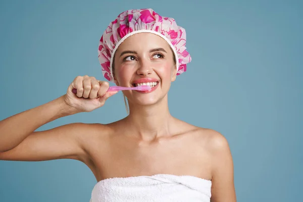 Jovem Mulher Usando Touca Banho Sorrindo Enquanto Escova Dentes Isolados — Fotografia de Stock