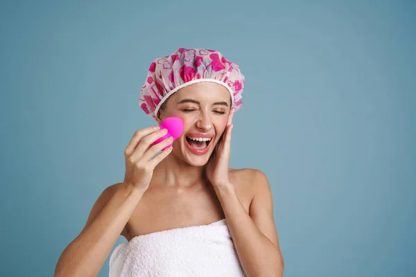 Jonge Vrouw Dragen Douchekop Glimlachen Tijdens Het Gebruik Van Cosmetische — Stockfoto