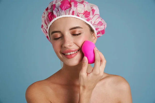 Shirtless Woman Wearing Shower Cap Smiling While Using Cosmetic Sponge — Stock Photo, Image