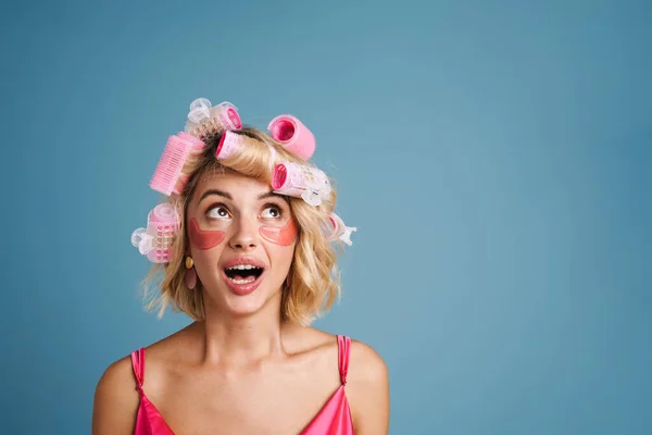 Mujer Joven Con Rizadores Parches Para Los Ojos Expresando Sorpresa —  Fotos de Stock