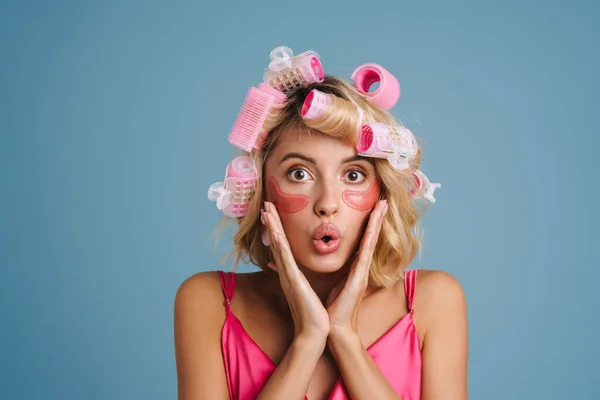 Mujer Joven Con Rizadores Parches Para Los Ojos Expresando Sorpresa — Foto de Stock