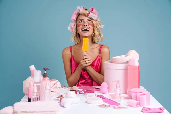 Mujer Joven Comiendo Helado Por Mesa Con Productos Belleza Aislados —  Fotos de Stock