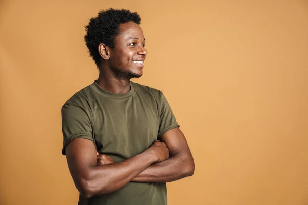 Jonge Zwarte Man Draagt Shirt Glimlachen Terwijl Poseren Met Armen — Stockfoto