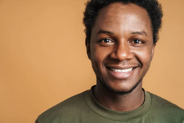 Jonge Zwarte Man Met Een Shirt Lachend Kijkend Naar Camera — Stockfoto