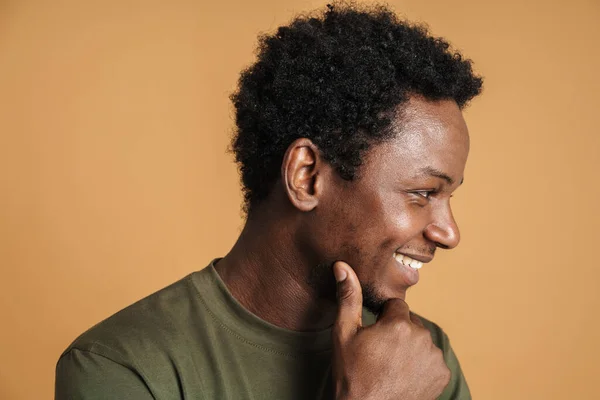 Młody Czarny Mężczyzna Shirt Uśmiecha Się Patrząc Bok Odizolowany Beżowym — Zdjęcie stockowe