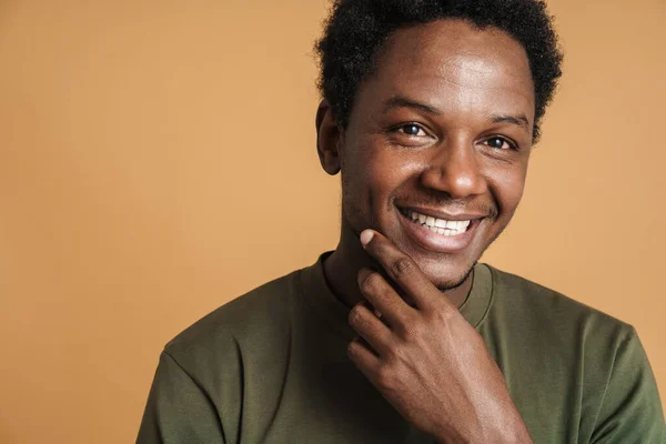 Jonge Zwarte Man Met Een Shirt Lachend Kijkend Naar Camera — Stockfoto