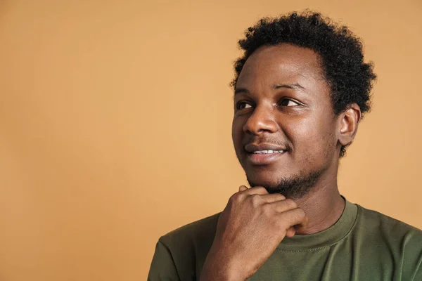 Jonge Zwarte Man Draagt Shirt Glimlachen Kijken Opzij Geïsoleerd Beige — Stockfoto