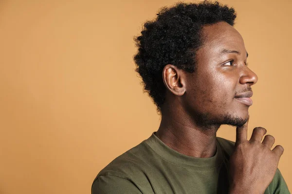 Jonge Zwarte Man Draagt Shirt Glimlachen Kijken Opzij Geïsoleerd Beige — Stockfoto