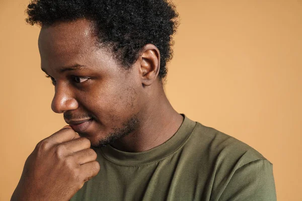 Jonge Zwarte Man Draagt Shirt Poseren Kijken Opzij Geïsoleerd Beige — Stockfoto