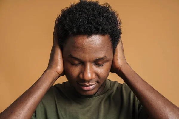 Young Black Man Wearing Shirt Posing While Covering His Ears — Stock Photo, Image