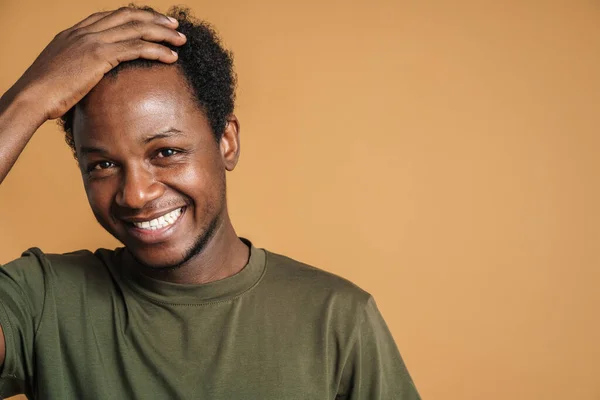 Jonge Zwarte Man Houdt Zijn Hoofd Lachen Camera Geïsoleerd Beige — Stockfoto