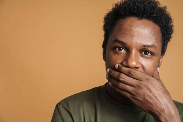 Jonge Zwarte Man Kijken Naar Camera Terwijl Het Bedekken Van — Stockfoto